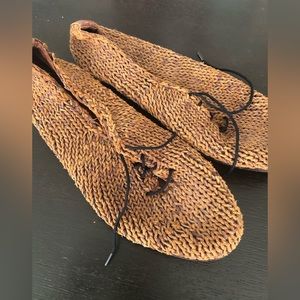 Vintage woven leather Cole Haan resort lace up flats! Women’s size 9.